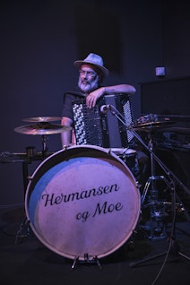 Musikar Espen Leite er hans musikalske sidekick; Hermansen.